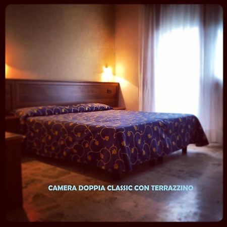 Hotel Miramare Chioggia Sottomarina Con Piscina Bagian luar foto